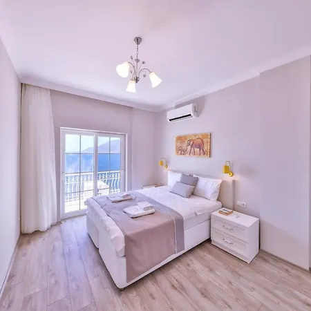 La Kumsal Denize Sifir Ve Ozel Havuzlu Dubleks Kaş